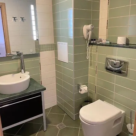 Private In Emerald 4*